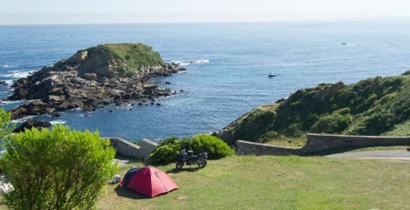 Camping in Faro near a cliff